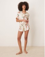 pyjama set in beige floral